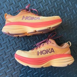 Women’s Bondi 8 Hokas. Lightly worn and in great condition! Size 8.5.